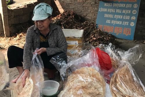 Lại nhớ bánh đa, cùi dừa