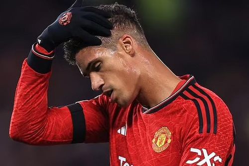 Ten Hag chỉ ra nhân vật khiến Varane phải dự bị ở MU