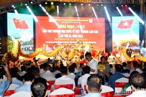 Tưng bừng Hội chợ thương mại quốc tế Việt-Trung tại Lào Cai