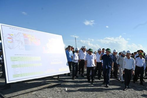 Chủ tịch Quốc hội thăm động viên công nhân thi công tại dự án Cảng Liên Chiểu