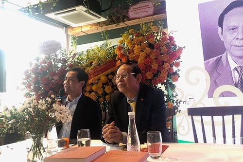 Ra mắt tập thơ 'Hoa đời mùa sau' của Phó Giáo sư, Tiến sĩ Nguyễn Hồng Vinh