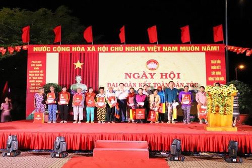 Phó Thủ tướng Lê Minh Khái dự Ngày hội Đại đoàn kết dân tộc tại Ninh Thuận