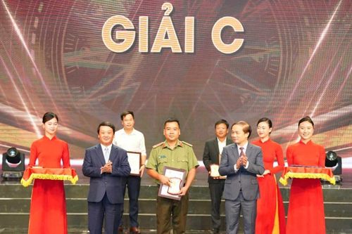 Bộ trưởng Bộ Công an tặng Bằng khen cho các tác giả đạt giải Cuộc thi 'Giải báo chí toàn quốc phòng, chống tham nhũng, tiêu cực lần thứ tư năm 2022-2023'