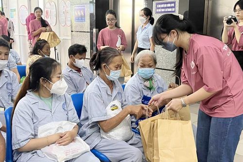 Tặng quà cho bệnh nhân khoa Thận nhân tạo Bệnh viện Đà Nẵng