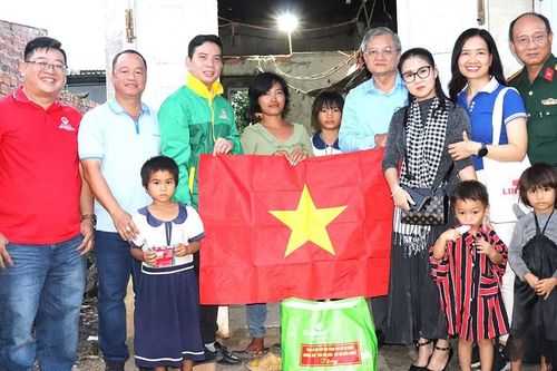 Mang nghĩa tình thành phố về vùng biên giới