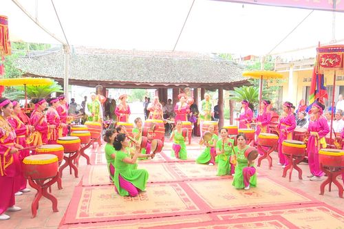 Làng khoa bảng trên mình chim phượng hoàng