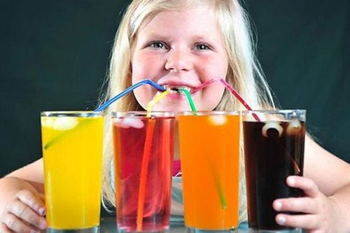 Trẻ uống nhiều soda khiến tương lai dễ nghiện rượu: Giải thích mới
