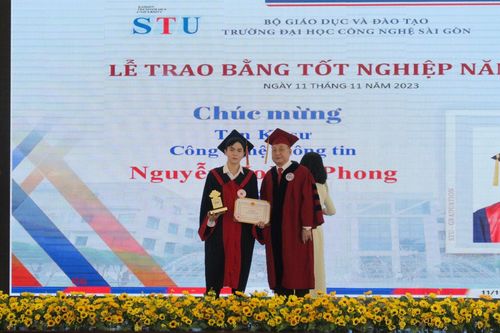 Trường Đại học Công nghệ Sài Gòn trao bằng tốt nghiệp cho sinh viên