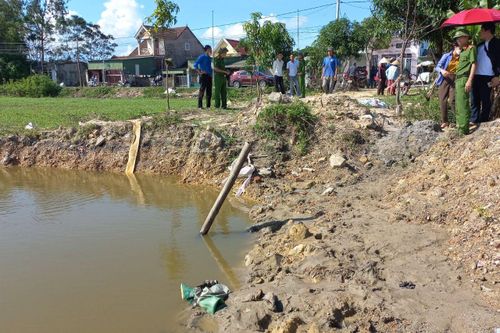 Thai phụ đuối nước thương tâm dưới hố công trình bỏ hoang