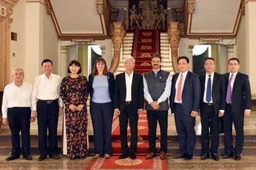 TP. Hồ Chí Minh luôn xác định phát triển kinh tế đi kèm với giải quyết các vấn đề xã hội và bảo vệ môi trường
