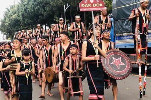 Rộn ràng lễ hội đường phố chào mừng Festival Văn hóa Cồng chiêng Tây Nguyên