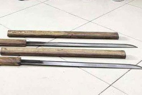 4 thanh niên bỏ học rủ nhau giả làm khách mua xe máy rồi cướp
