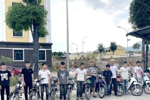 Khởi tố 14 thanh niên bốc đầu xe máy, khiêu khích CSGT