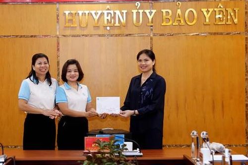 Chủ tịch Hội Liên hiệp Phụ nữ Việt Nam trao đổi về bình đẳng giới tại Lào Cai