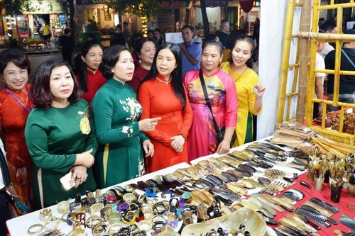 Hơn 70 gian hàng tham gia chương trình 'Hà Nội kết nối vươn xa'