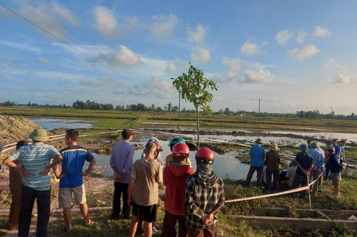 Đi bắt ốc, thai phụ rơi xuống hố nước sâu tử vong