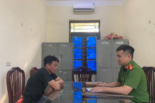 Chồng dùng then cửa gỗ ném vợ, khiến con riêng nhập viện