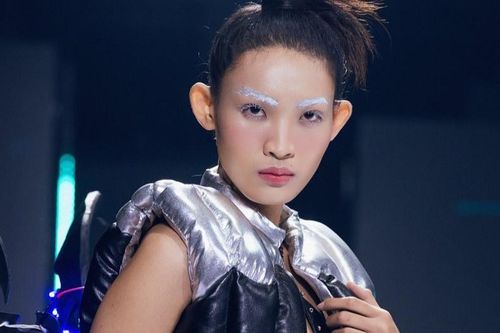 Quán quân The Face Vietnam Tú Anh trình diễn ấn tượng trang phục da thuần chay