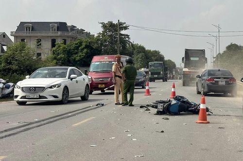 Xe máy bất ngờ lao sang làn đường ngược chiều, đâm trực diện xe ben