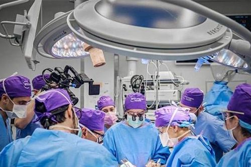 Bác sĩ Mỹ thực hiện ca ghép toàn bộ con mắt đầu tiên trong lịch sử y học