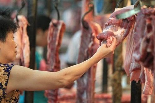 Vì sao thịt lợn thường bày trên bàn trong khi thịt bò treo lên cao?