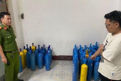 Phát hiện kho chứa 53 bình khí cười không nguồn gốc