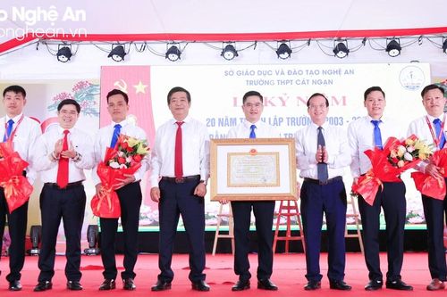 Trường THPT Cát Ngạn (Thanh Chương) đón Bằng công nhận đạt chuẩn Quốc gia