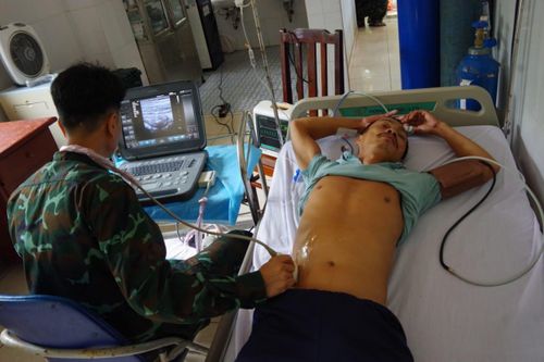 Vùng 4 Hải quân đưa ngư dân bị bệnh trên biển Trường Sa về đất liền bàn giao cho gia đình