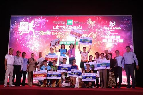 Giải chạy marathon ngắm hoàng hôn bên sông Vàm Cỏ
