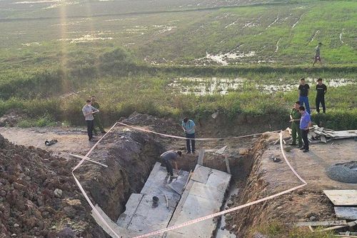 Vợ đau đớn khi nhận tin chồng tử vong trong vụ sập tấm đan cống