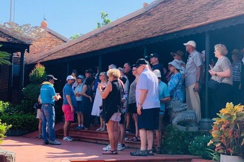 Tàu du lịch Celebrity Solstice mang 2.300 khách quốc tế đến Nha Trang