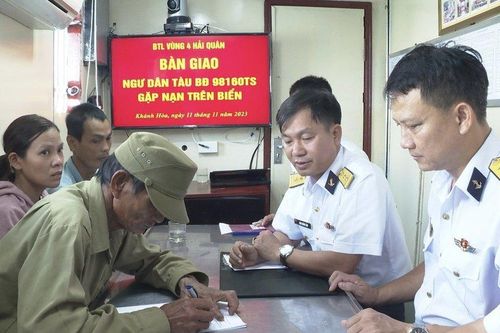 Đưa ngư dân Bình Định bị bệnh trên biển về đất liền an toàn