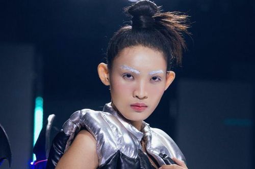 Quán quân The Face 2023 Huỳnh Tú Anh làm vedette bộ sưu tập thời trang độc lạ
