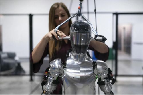Tham vọng robot hình người nở rộ