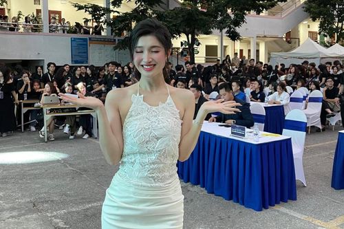 Phương Nhi về trường, tự tin khoe visual 'tiên tỷ' giữa đám đông sinh viên