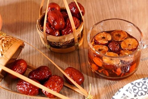 Táo đỏ là 'thần dược tự nhiên' nhưng ăn theo cách này rước độc vào người