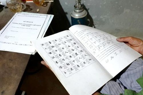 Lớp dạy chữ miễn phí giúp gìn giữ bản sắc văn hóa người Dao Tiền