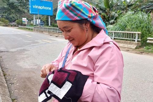 Phụ nữ Mù Cang Chải xoay xở tìm việc trong 'mùa' thiếu việc làm cục bộ