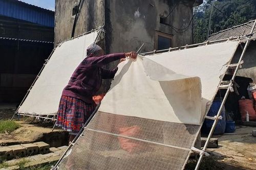 Hòa Bình: Độc đáo nghề làm 'giấy thiêng' của người Mông