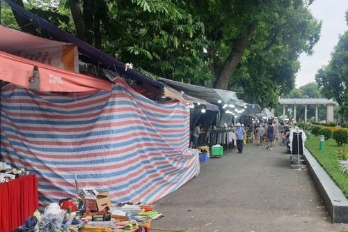 Không gian công cộng: 'chợ hóa' và những khoảng trống văn hóa