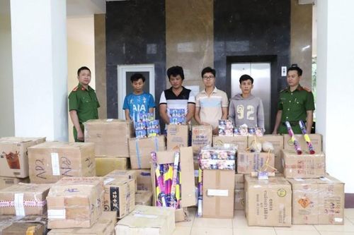 Bản tin Chống buôn lậu 11/11: Bắt giữ 1,5 tấn pháo nổ và 5.500 gói thuốc lá ngoại nhập lậu