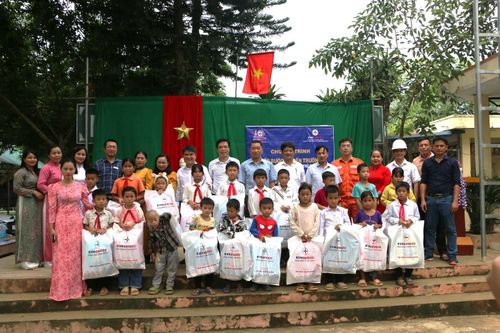 Lan tỏa yêu thương từ chương trình 'Tiếp bước em đến trường'