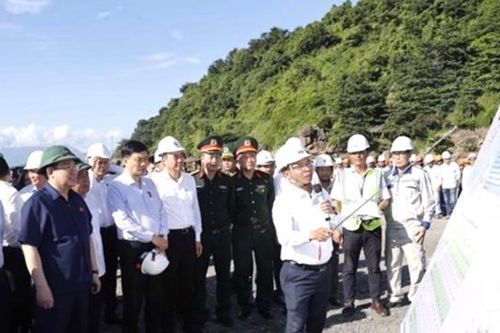 Chủ tịch Quốc hội Vương Đình Huệ: Đầu tư xây dựng cảng Liên Chiểu sẽ góp phần xây dựng 'thế chân kiềng' kinh tế của thành phố Đà Nẵng.
