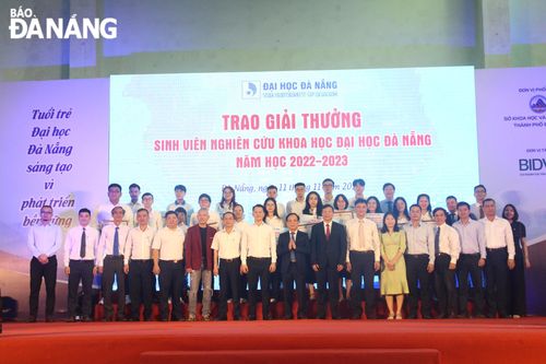 Trao giải thưởng 'Sinh viên nghiên cứu khoa học Đại học Đà Nẵng' lần thứ 4