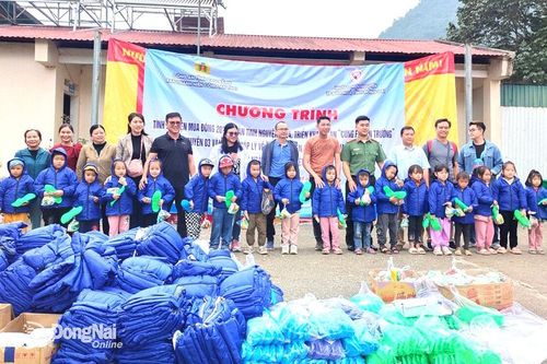 Tặng quà 'Áo ấm trao em' cho học sinh nghèo tỉnh Cao Bằng