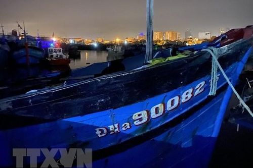 Đà Nẵng: Tàu cá bốc cháy khi đang neo đậu tại âu thuyền Thọ Quang