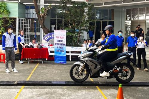 Đoàn trường Dự bị Đại học dân tộc Trung ương Nha Trang: Tuyên truyền về an toàn giao thông cho hơn 400 đoàn viên