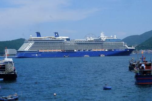 Tàu du lịch cao cấp Celebrity Solstice đưa 2.300 khách đến Nha Trang