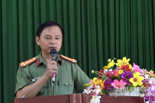 Đồng chí Giám đốc Công an tỉnh dự sinh hoạt chi bộ tại Hữu Lũng