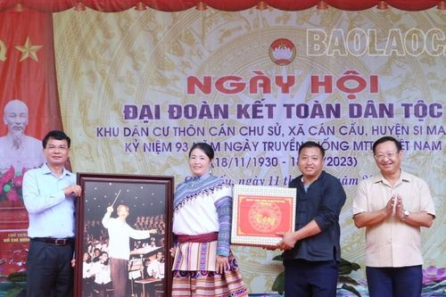 Bí thư Tỉnh ủy Đặng Xuân Phong dự Ngày hội Đại đoàn kết toàn dân tộc tại xã Cán Cấu